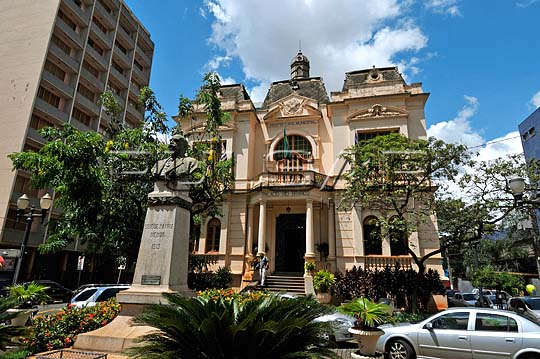 Gráficos e dados em uma tela de computador